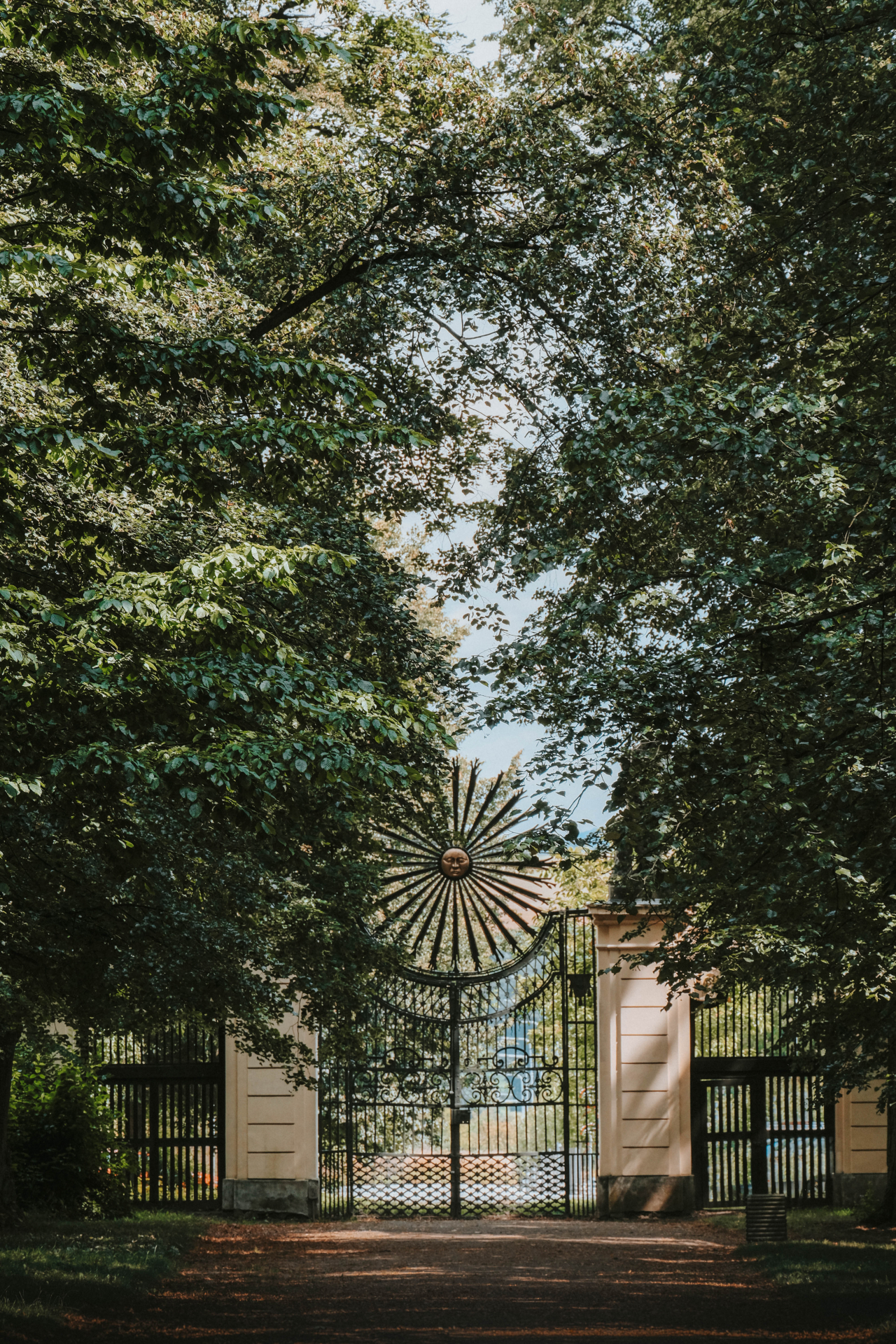 Sluneční brána v zámeckém parku Hořovice
